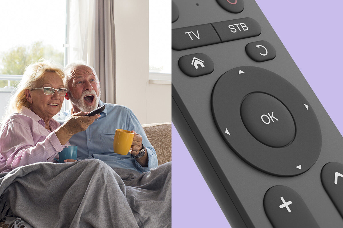 Pilot uniwersalny HAMA 2w1 221056 duże przyciski kolorowe Smart TV, osoby siedzące na kanapie, kobieta trzymająca pilota w ręku