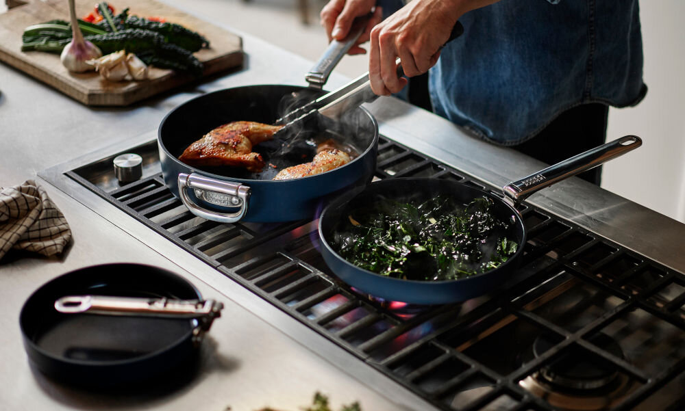 JJ--Patelnia 20cm ze składanym uchwytem Space do każdej kuchni patelnie na gazówce mężczyzna obracający  mięso srebrne uchwyty niebieska powłoka patelni