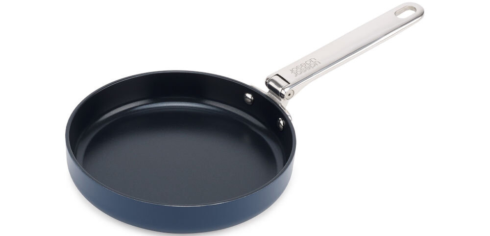 JJ-Patelnia 24cm ze składanym uchwytem Space patelnia niebieska powłoka czarne dno srebrna rączka białe tło możliwość mycia jej w zmywarce zaleca się mycie ręczne wszechstronność łatwość w utrzymaniu czystości nieodzowny element wygodne gotowanie