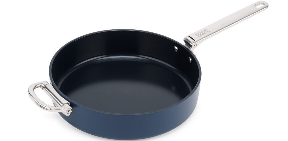 JJ-Patelnia 28cm ze składanym uchwytem Space patelnia stoi bokiem srebrna rączka srebrny uchwyt niebieska powłoka białe tło korpus wykonany z solidnego aluminium równomierne rozprowadzanie ciepła wewnętrzna powłoka ceramiczna nie przywiera smażenie bez użycia tłuszczu bezpieczeństwo użytkowania brak szkodliwych substancji PTFE, PFAS, PFOA, ołów kadm standardowa średnica patelni różnorodne, tradycyjne potrawy jakość, zdrowie i wygoda
