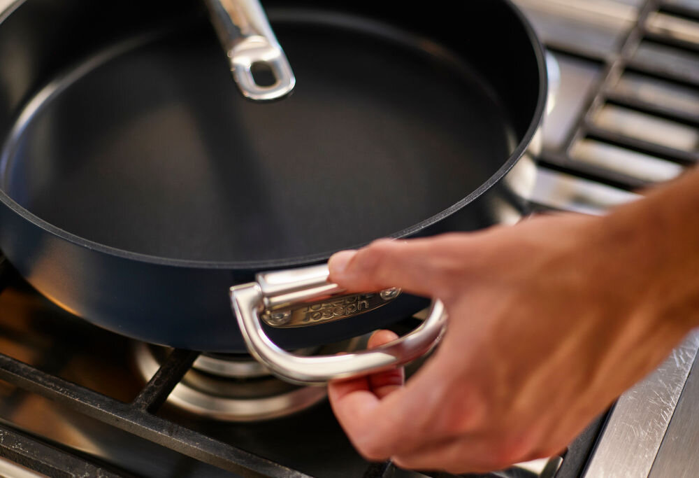 JJ-Patelnia 28cm ze składanym uchwytem Space patelnia na kuchence ręka trzymająca srebrny uchwyt  na różnych typach kuchenek: gazowych, elektrycznych, ceramicznych indukcyjnych do współczesnych kuchni wysoka jakość materiałów trwałość można jej używać w piekarniku do temperatury maksymalnej 232°C funkcjonalność