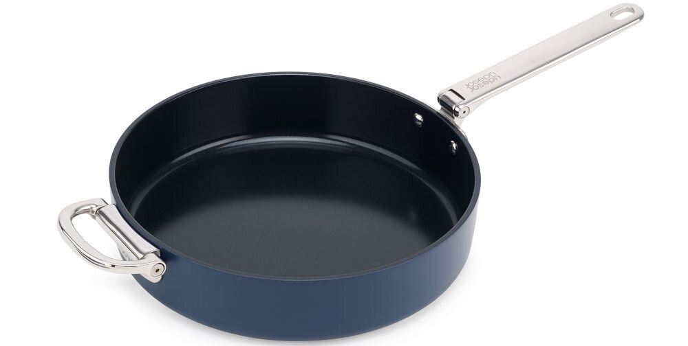 JJ-Patelnia 30cm ze składanym uchwytem Space patelnia stoi bokiem srebrna rączka srebrny uchwyt niebieska powłoka białe tło korpus wykonany z solidnego aluminium równomierne rozprowadzanie ciepła wewnętrzna powłoka ceramiczna nie przywiera smażenie bez użycia tłuszczu bezpieczeństwo użytkowania brak szkodliwych substancji PTFE, PFAS, PFOA, ołów kadm standardowa średnica patelni różnorodne, tradycyjne potrawy jakość, zdrowie i wygoda