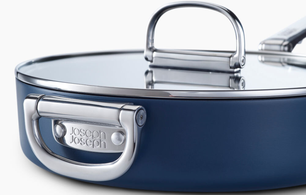 JJ-Patelnia 28cm ze składanym uchwytem+pokr. Space patelnia srebrne uchwyty niebieska powierzchnia pokrywka z uchwytem białe tło średnica 28 cm składany uchwyt ze stali nierdzewnej zajmuje mało miejsca płytkie półki w szafkach ograniczona przestrzeń SwingLock stabilne przymocowanie uchwytu do korpusu funkcjonalność i wygoda