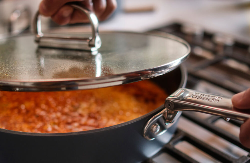 JJ-Patelnia 28cm ze składanym uchwytem+pokr. Space patelnia ręka trzymająca srebrną rączkę podniesiona pokrywka z uchwytem potrawa w patelni na palniku korpus wykonany z solidnego aluminium równomierne rozprowadzanie ciepła wewnętrzna powłoka ceramiczna nie przywiera smażenie bez użycia tłuszczu bezpieczeństwo użytkowania brak szkodliwych substancji PTFE, PFAS, PFOA, ołów kadm standardowa średnica patelni różnorodne, tradycyjne potrawy jakość, zdrowie i wygoda