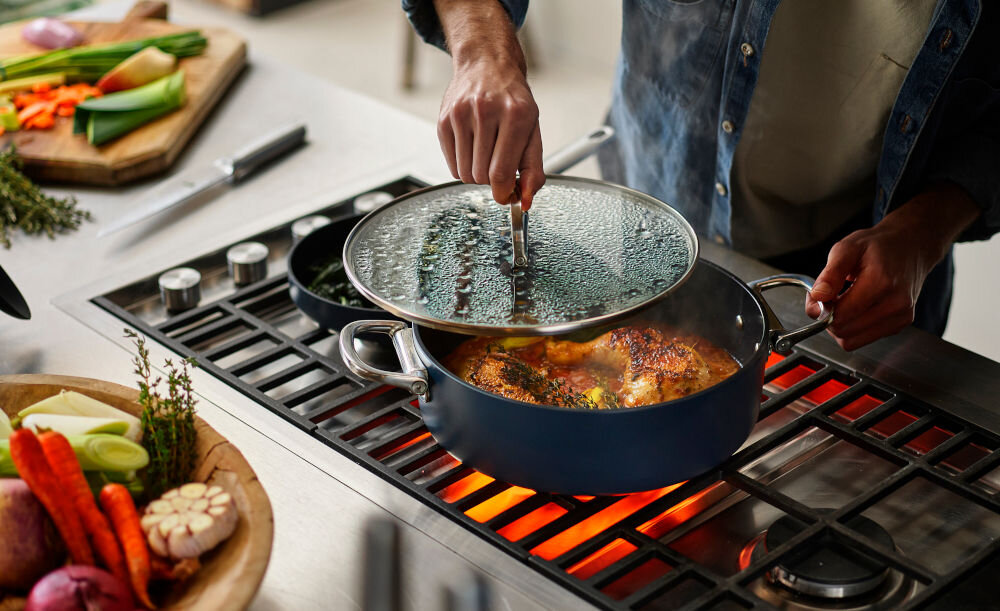 JJ-JJ-Garnek niski 28cm ze skł. uchwytami+pokr.Space do każdej kuchni kuchenne tło garnek na palniku potrawa w garnku niebieska powłoka mężczyzna otwiera pokrywkę kuchenne tło 