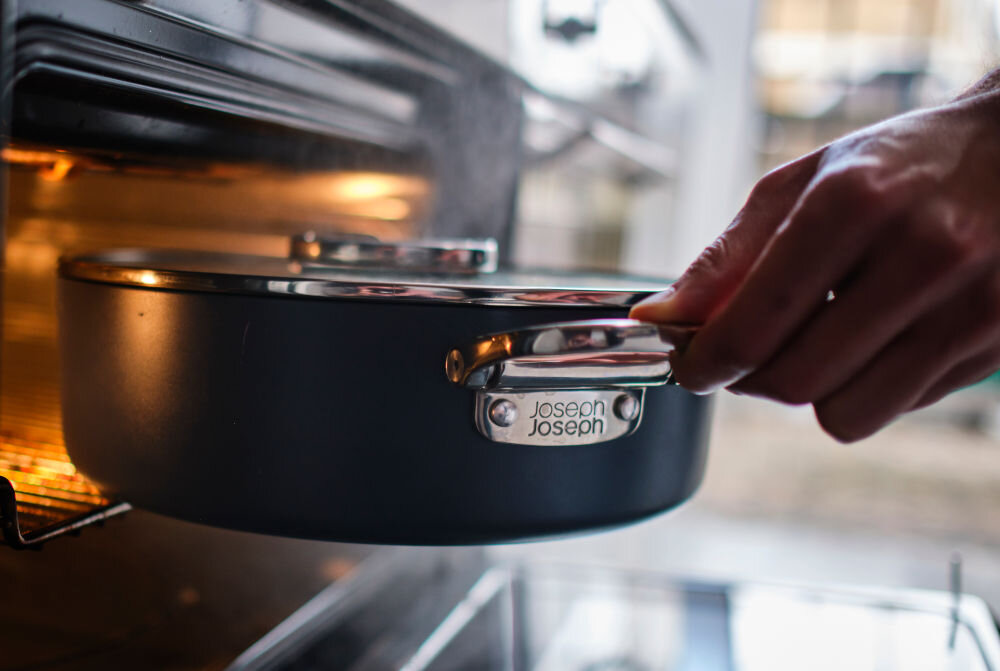 JJ-GJJ-Garnek niski 28cm ze skł. uchwytami+pokr.Space ręcę chwytające srebrne uchwyty dłonie trzymające uchwyty wkładania garnka do piekarnika średnica 29 cm pojemność 4,7 l dla rodziny składane uchwyty ze stali nierdzewnej SwingLock wielokrotnie testowane mechanizmy łączą uchwyty z korpusem praktyczny i funkcjonalny na codzienne potrzeby kulinarne proste i efektywne gotowanie funkcjonalne rozwiązania