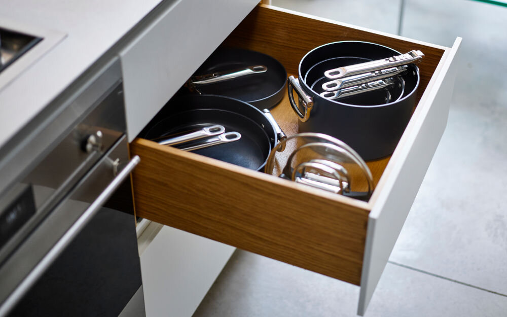 JJ-Zestaw rondli ze skł.uchwytami +pokrywk++ Space otwarta szuflada w kuchni  garnki i patelnie różnej średnicy złożone uchwyty jasne tło pokrywki oszczędność miejsca składane boczne i długie uchwyty pokrywki góre uchwyty zajmują mniej miejsca do małych kuchni uchwyty wykonane z polerowanej stali nierdzewnej mocowaniem SwingLock 15 cm (1,3 l), 19 cm (2,7 l) i 23 cm (5,1 l) stojak z tworzywa sztucznego na trzy pokrywki