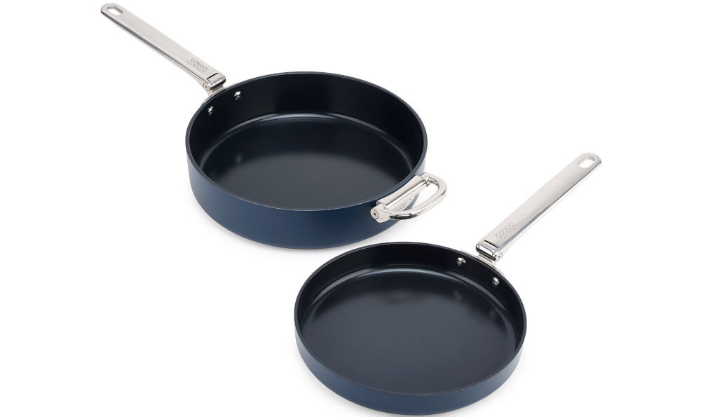 JJ-Zestaw 2patelni ze skł.uchwytami+przekład.Space do każdej kuchni dwie patelnie większa mniejsza srebrne uchwyty czarne dno niebieska powłoka białe tło 