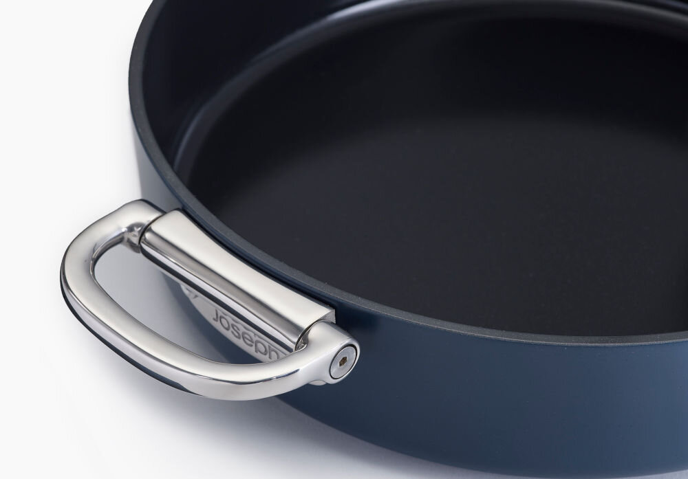JJ-Zestaw 2patelni ze skł.uchwytami+przekład.Space patelnia srebrny uchwyt czarne dno niebieska powłoka białe tło nieprzywierające wnętrze z ceramiczną powłoką bezpieczna w kontakcie z żywnością nie zawiera szkodliwych substancji PTFE, PFAS, PFOA, ołów kadm korpusy patelni z aluminium ciemnoniebieski lakier funkcjonalne estetyczne do codziennego gotowania stylowy design bezpieczeństwo użytkowania 