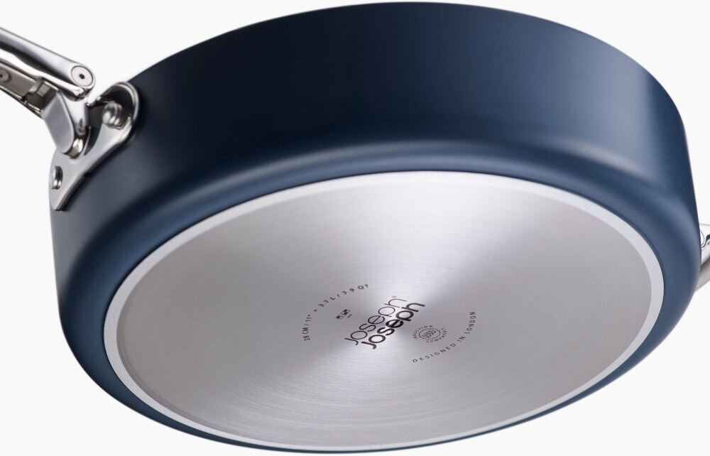 JJ-Zestaw 2patelni ze skł.uchwytami+przekład.Space patelnia niebieska powłoka srebrny uchwyt srebrny spód białe tło wszechstronny na różnych typach palników gazowych, elektrycznych, płytach ceramicznych indukcyjnych używać w piekarniku do maksymalnej temperatury 232°C odpowiednie do mycia w zmywarce zaleca się mycie ręczne właściwości powłoki nieprzywierającej wygodne gotowanie dostosowane do potrzeb