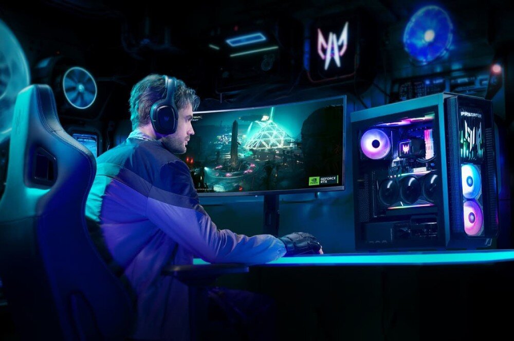 Komputer ACER Predator Orion 7000 P07-660 Mężczyzna w słuchawkach grający na komputerze z dużym zakrzywionym monitorem, obok podświetlona jednostka centralna, karta graficzna, architektura, funkcje AI