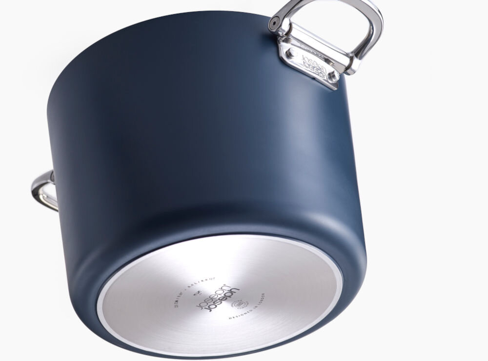 JJ-Garnek wysoki 25cm ze skł. uchwytami+pokr.Space zdjęcie od dołu garnek srebrne uchwyty niebieska powłoka srebrny spód białe tło kuchenka gazowa ceramiczna indukcyjna do używania w piekarniku bezpieczne wykorzystanie w piekarniku do 32 stopni wszechstronność funkcjonalność w każdej kuchni różnorodne metody gotowania solidna konstrukcja elegancki wygląd dla miłośników kulinariów praktyczne rozwiązania