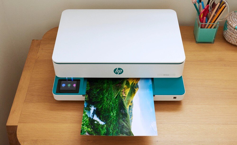 Urządzenie wielofunkcyjne HP ENVY 6122e przód urządzenia z widocznym logiem podajnik drukowanie rozdzielczość