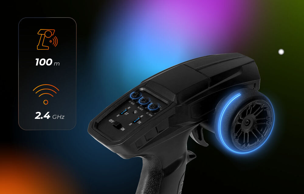 Samochód zdalnie sterowany OVERMAX X-Clash Zbliżenie na czarny pilot zdalnego sterowania pistoletowego typu (Trigger/Wheel). Wyraźnie widoczne są przełączniki i pokrętła do trymowania. Ikony w lewym rogu informują o zasięgu 100 m i częstotliwości 2.4 GHz.