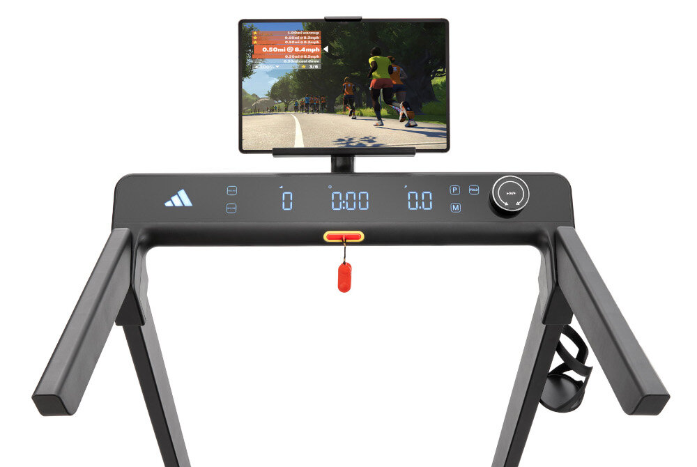 Bieżnia elektryczna ADIDAS T-24C 1470W 18km-h zbliżenie na konsolę i układ sterowania na uchwycie tablet z włączoną aplikacją 36 predefiniowanych programów treningowych różne poziomy trudności dla początkujących i bardziej zaawansowanych biegaczy