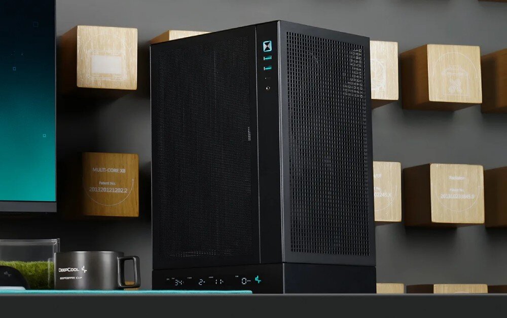 Obudowa DEEPCOOL CH170 Digital Obudowa komputerowa stojąca na biurku w otoczeniu klawiatury, myszki i kubka, z widocznym frontem i bokiem wykonanym z siatki