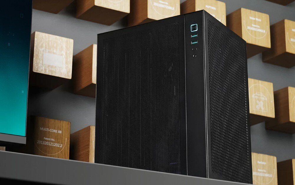 Obudowa DEEPCOOL CH170 Digital Czarna obudowa komputerowa widoczna pod kątem, ustawiona na tle ściany z drewnianymi sześcianami