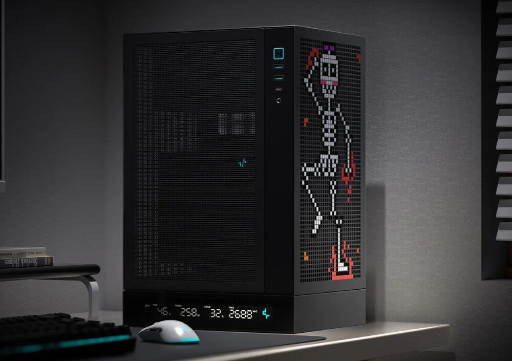 Obudowa DEEPCOOL CH170 Digital Czarna obudowa komputerowa stojąca na biurku z ułożonym na boku wzorem szkieletu z kolorowych elementów oraz aktywnym wyświetlaczem