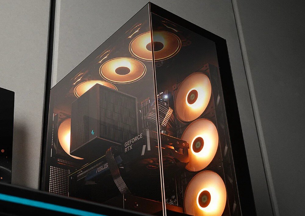 Obudowa DEEPCOOL CG580 4F Czarna obudowa komputerowa middle tower pod kątem od góry, wewnątrz podzespoły i sześć wentylatorów z pomarańczowym podświetleniem