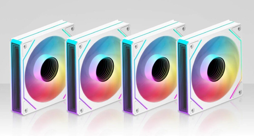 Obudowa DEEPCOOL CG530 4F Cztery wentylatory komputerowe z ramką i przezroczystymi łopatkami, podświetlone na tęczowo, ustawione w rzędzie na ciemnym tle