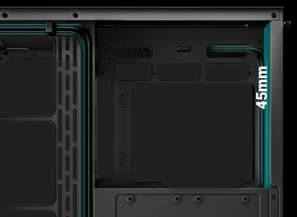 Obudowa DEEPCOOL CG530 4F Zbliżenie na czarną tacę montażową płyty głównej we wnętrzu obudowy, pokazujące system do układania kabli z pionowym korytem i białym napisem '45mm'