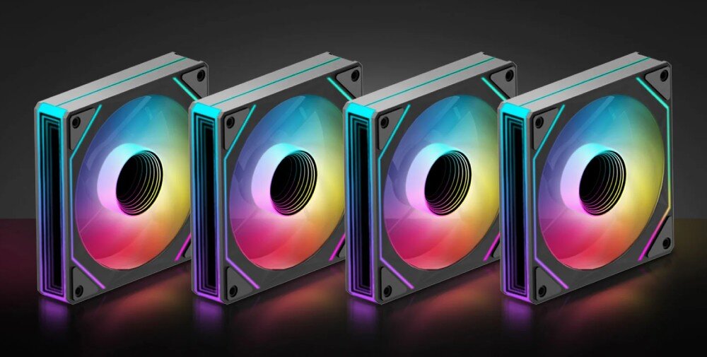 Obudowa DEEPCOOL CG530 4F Cztery wentylatory komputerowe z czarną ramką i przezroczystymi łopatkami, podświetlone na tęczowo, ustawione w rzędzie na ciemnym tle