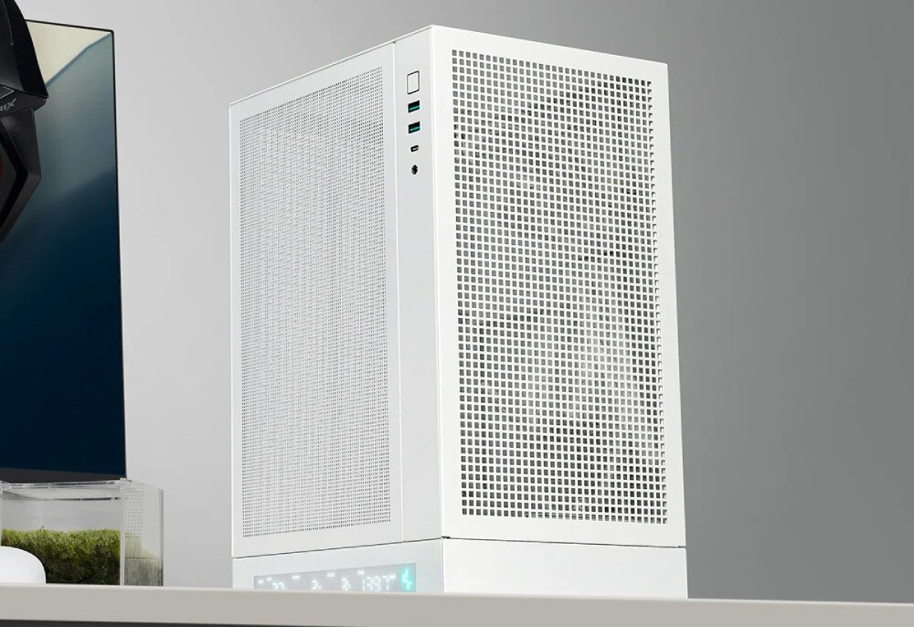 Obudowa DEEPCOOL CH170 Digital Obudowa komputerowa stojąca na biurku w otoczeniu klawiatury, myszki i kubka, z widocznym frontem i bokiem wykonanym z siatki