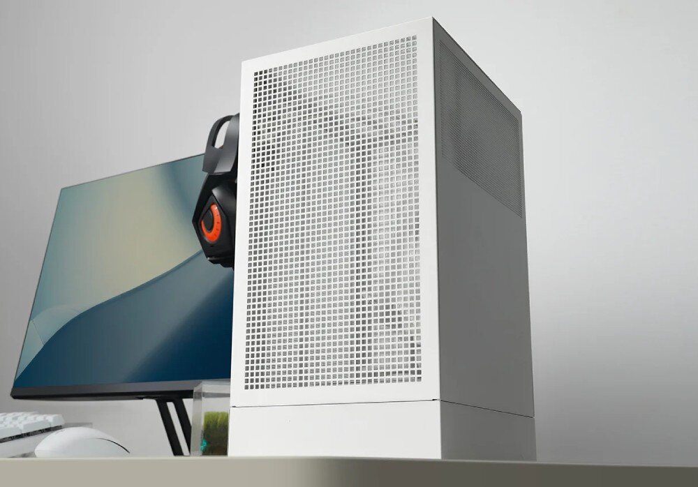 Obudowa DEEPCOOL CH170 Digital Biała obudowa komputerowa widoczna pod kątem, ustawiona na tle ściany z drewnianymi sześcianami