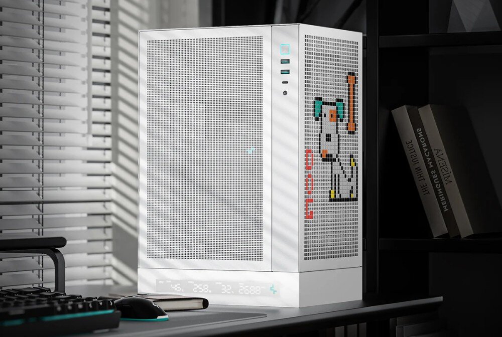 Obudowa DEEPCOOL CH170 Digital Biała obudowa komputerowa stojąca na biurku z ułożonym na boku wzorem szkieletu z kolorowych elementów oraz aktywnym wyświetlaczem