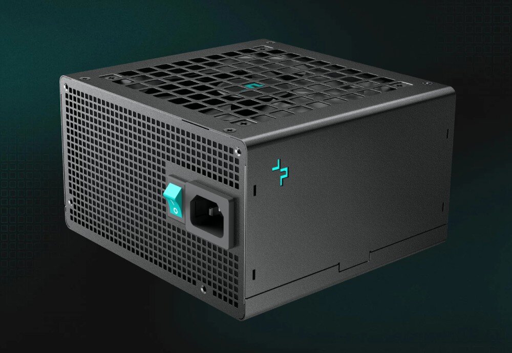 Zasilacz DEEPCOOL PL550D Jednostka zasilająca do komputera w kolorze czarnym z charakterystycznym turkusowym przyciskiem włącznika i gniazdem zasilania na perforowanej ściance