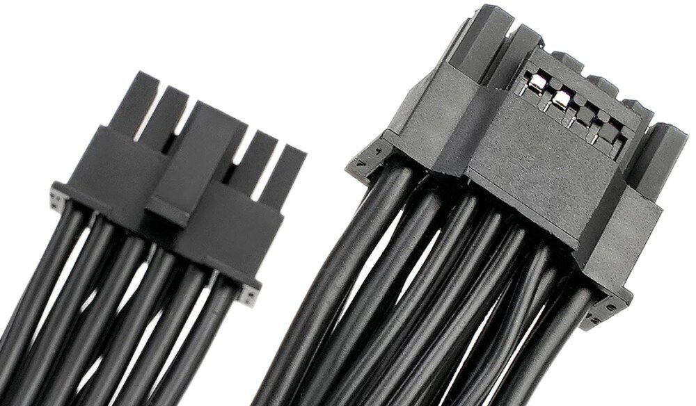 Zasilacz DEEPCOOL PL550D Zbliżenie na dwie czarne wtyczki przewodów zasilających, z których jedna to złącze 12VHPWR z widocznymi czterema małymi pinami sygnałowymi u góry