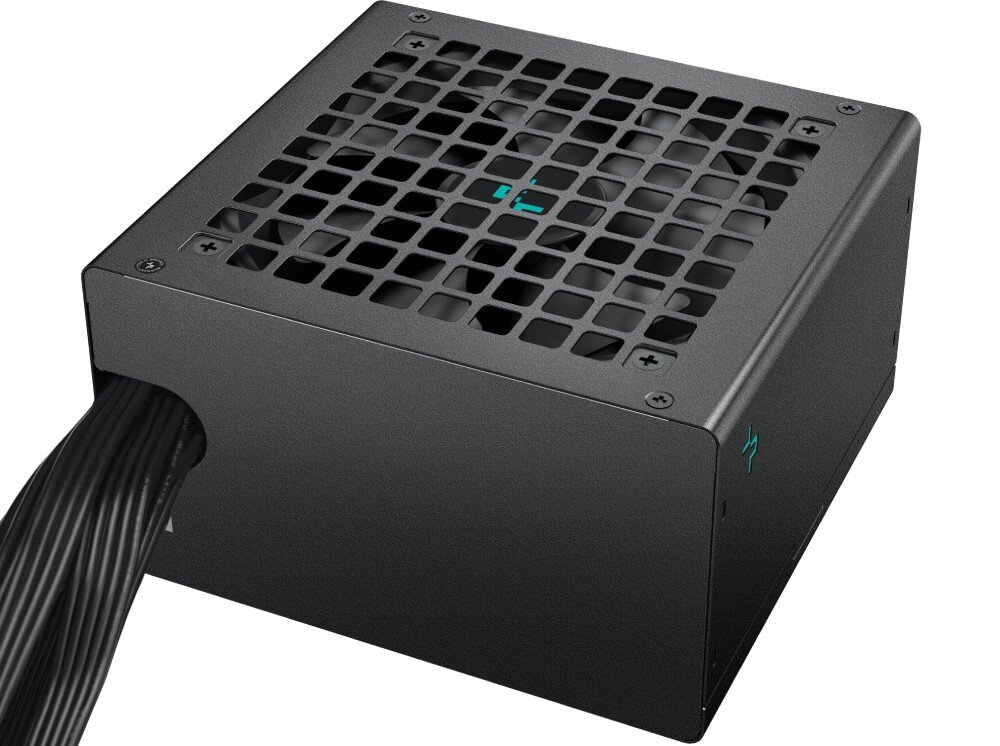 Zasilacz DEEPCOOL PL550D Perspektywiczny widok na czarną obudowę zasilacza z wychodzącą wiązką płaskich czarnych przewodów oraz logotypem na bocznej ściance
