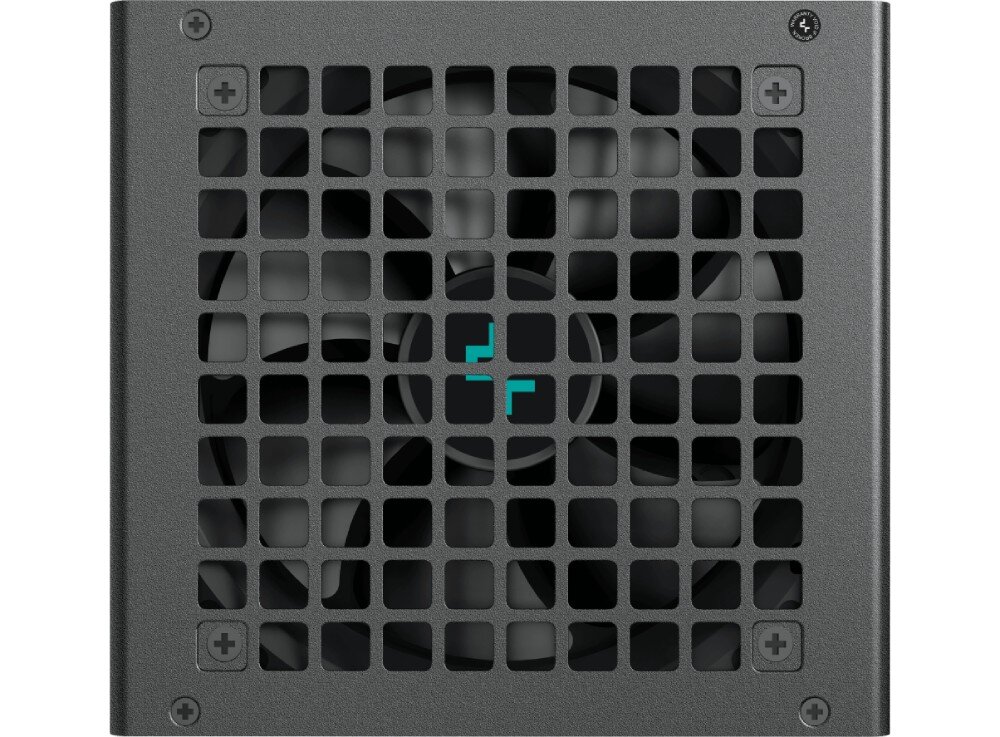 Zasilacz DEEPCOOL PL550D Bezpośredni widok z góry na czarną, metalową maskownicę wentylatora o regularnych, kwadratowych otworach