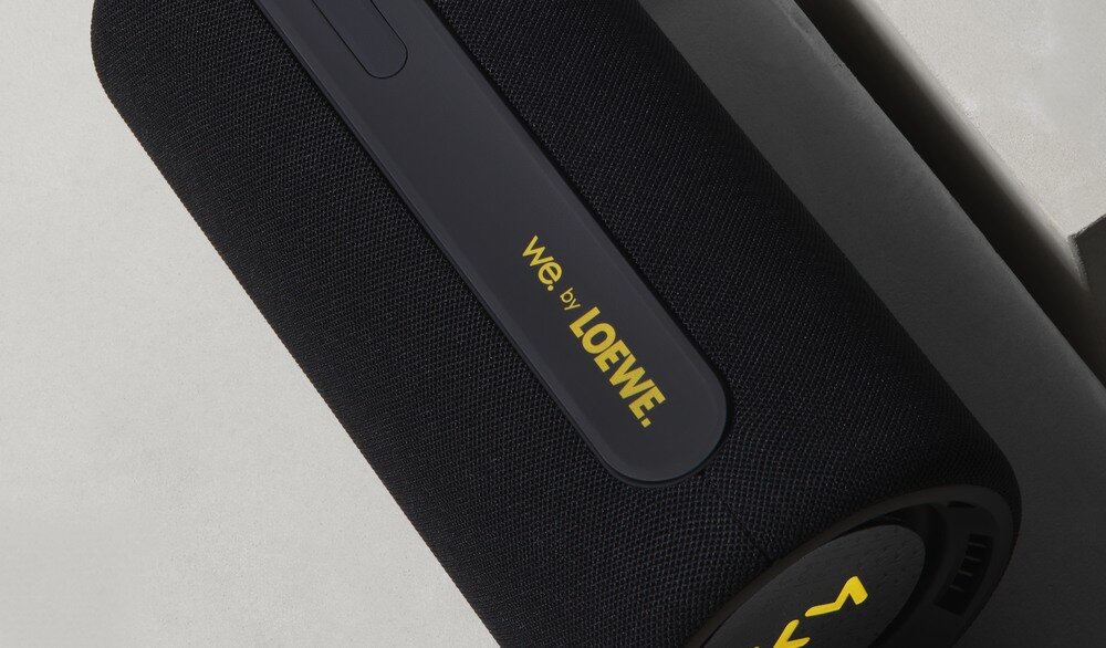 Głośnik mobilny WE. BY LOEWE We Hear Pro design zbliżenie na logo