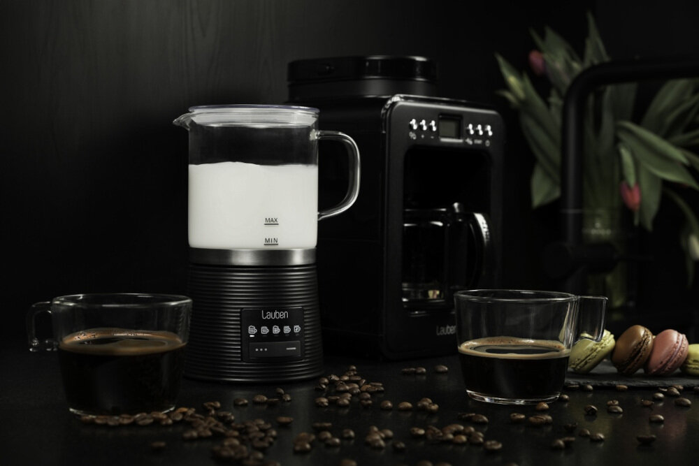 Spieniacz do mleka LAUBEN Glass Milk Frother 600BG Mleczna pianka w zasięgu ręki wygląd design tło prezentacja wizualizacja 