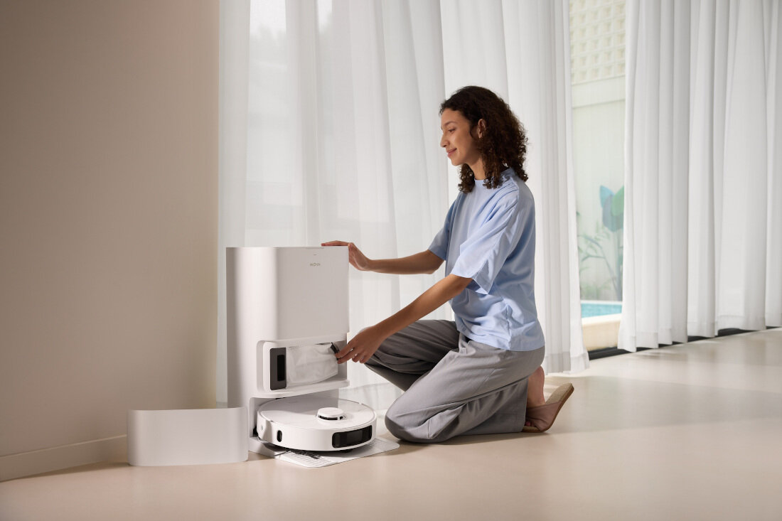 Robot sprzątający DREAME Mova P10 Ultra zdjęcie lifestyle Automatyczne opróżnianie kurzu w 4-litrowy zbiornik Zamknięty system wiele tygodni bez częstej obsługi