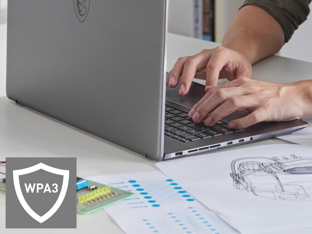 Karta sieciowa MSI AX1800 Nano GUAX18N Osoba pisząca na klawiaturze laptopa na białym biurku, a w dolnym rogu grafika przedstawiająca szarą tarczę z napisem 'WPA3'
