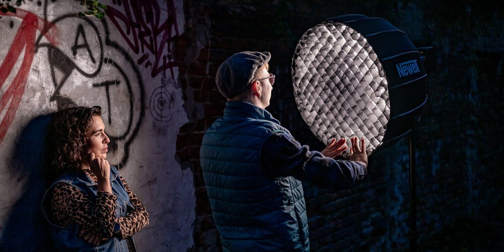 Softbox paraboliczny Newell 65 cm podczas sesji z zamontowanym gridem