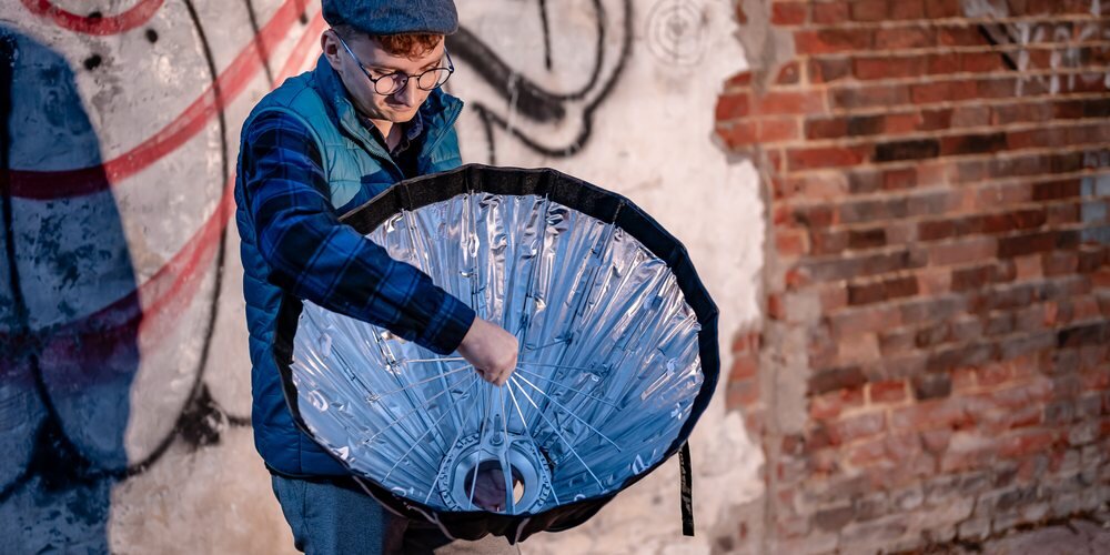 Softbox paraboliczny Newell 65 cm podczas montażu