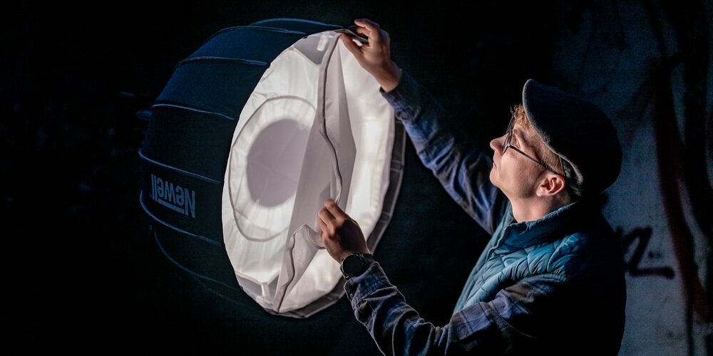 Softbox paraboliczny Newell 65 cm w trakcie zakładania dyfuzora