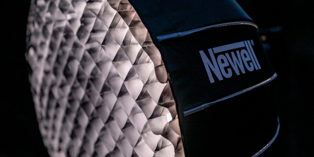 Softbox paraboliczny Newell 65 cm zbliżenie na założony grid typu'plaster miodu'