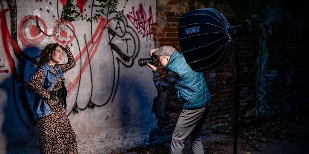 Softbox paraboliczny Newell 65 cm w trakcie sesji, widoaczna modelka, fotograf oraz softbox w trakcie sesji