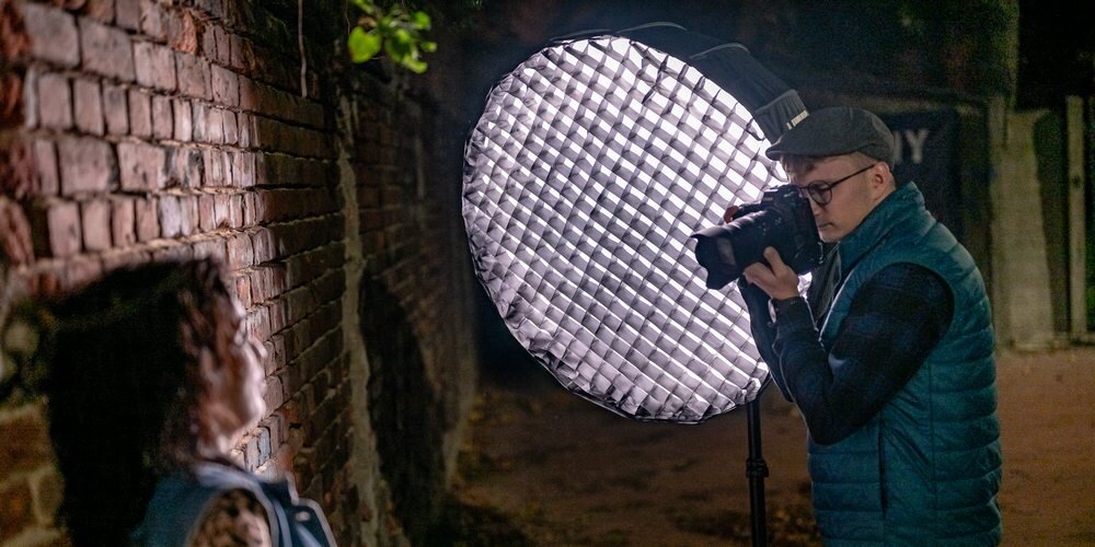 Softbox paraboliczny Newell 85 cm w trakcie sesji fotograficznej; na softbox założony jest grid typu plaster miodu