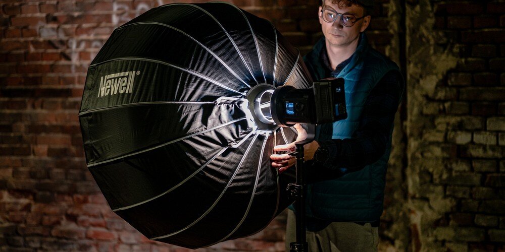 Softbox paraboliczny Newell 85 cm w trakcie montażu na lampie