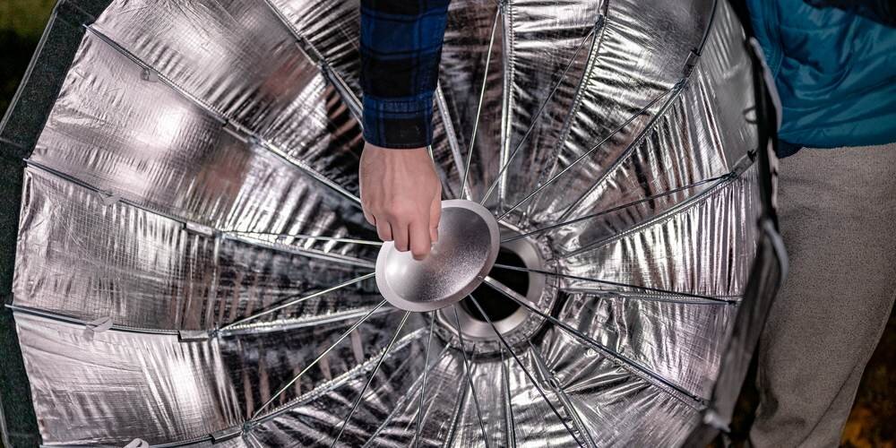 Softbox paraboliczny Newell 85 cm w trakcie rozkładania