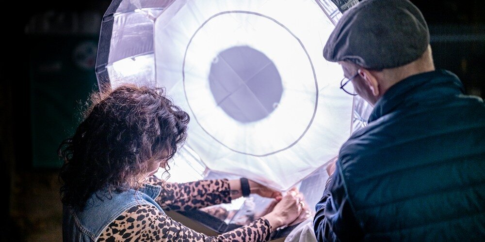 Softbox paraboliczny Newell 85 cm zaprezentowany montaż dyfuzora