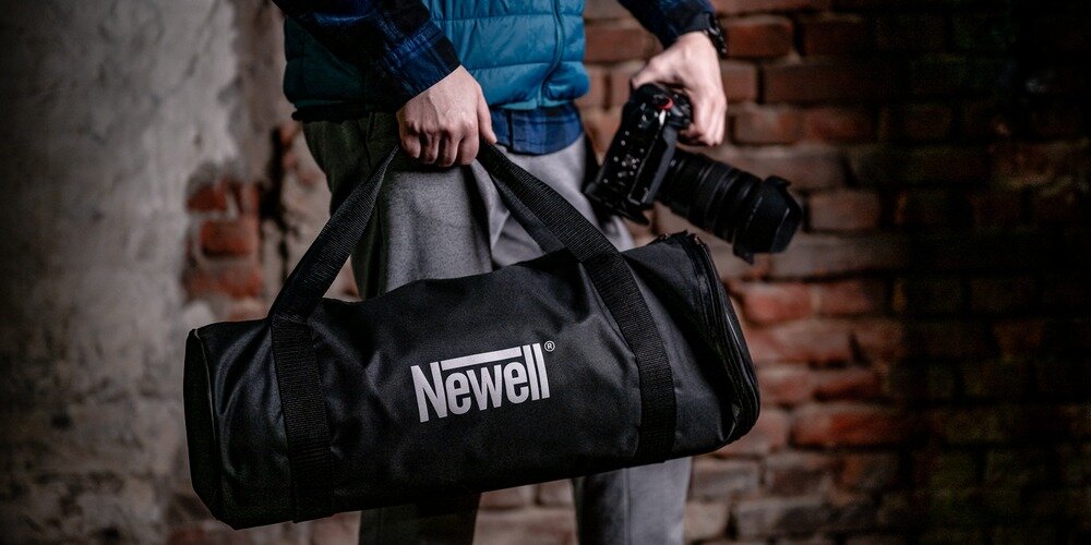 Softbox paraboliczny Newell 85 cm w torbie transportowej niesonej przez fotografa