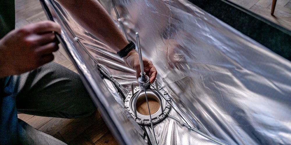 Montaż prętów konstrukcyjnych w softboxie Newell 35×140 cm z mocowaniem typu Bowens