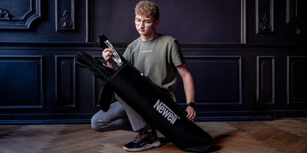 Osoba wyjmuje elementy softboxa Newell 35×140 cm z pokrowca transportowego przed montażem