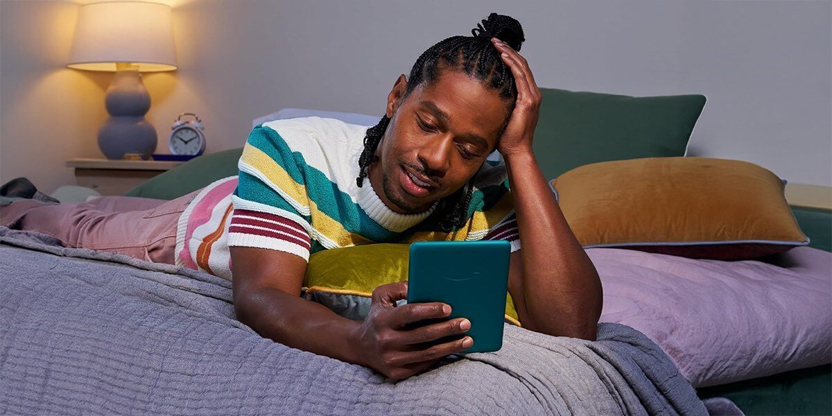 Czytnik e-booków AMAZON Kindle Paperwhite Signature Edition 7 ladowanie bezprzewodowe wbudowana bateria czas pracy czas dzialania mezczyzna trzymajacy czytnik